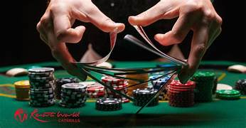 Pai Gow Poker เป็นเกมที่ผสมผสานองค์ประกอบของโดมิโนจีนดั้งเดิมเข้ากับความแตกต่างเชิงกลยุทธ์ของโป๊กเกอร์ตะวันตก